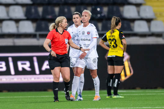 domare Sara Persson och Rosengårds Olivia Schough samt