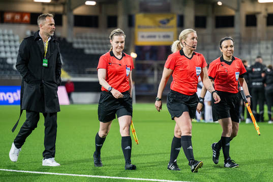 Häckens fotboll- och utvecklingsansvarige Christian Lundström med assisterande domare Camilla Stendahl, domare Sara Persson och assisterande domare Jilan Taher