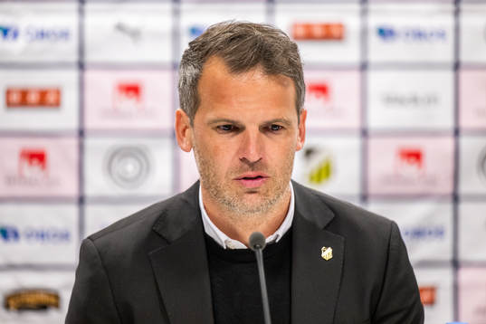Häckens tränare Robert Vilahamn på presskonferensen