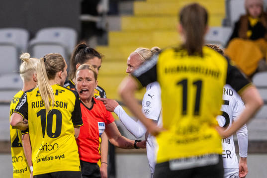 domare Sara Persson mellan Häckens Marika Bergman Lundin