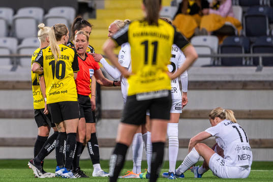 domare Sara Persson mellan Häckens Marika Bergman Lundin