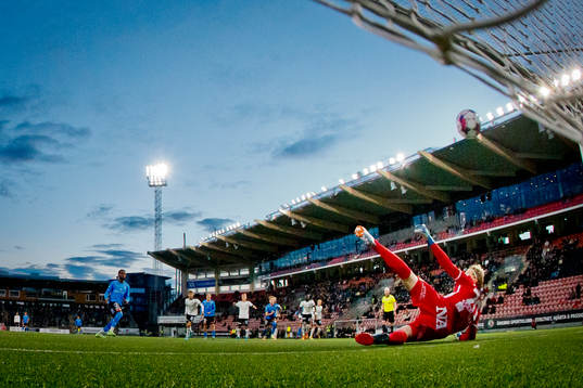 Halmstads Joseph Baffo gör 0-2 på Örebros William