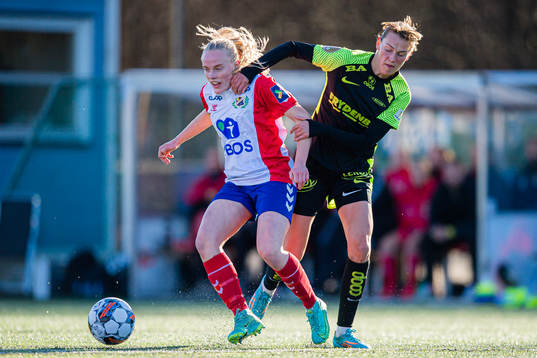 Kamilla Melgård of Lyn and Rakel Engesvik of Brann