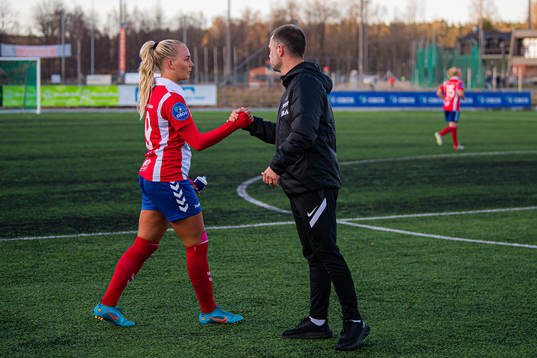 Cathinka Friis Tandberg of Lyn and Alexander Straus, head coach of Brann,