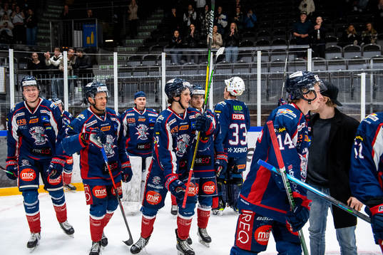 Halmstads Victor Gagic jublar med lagkamrater