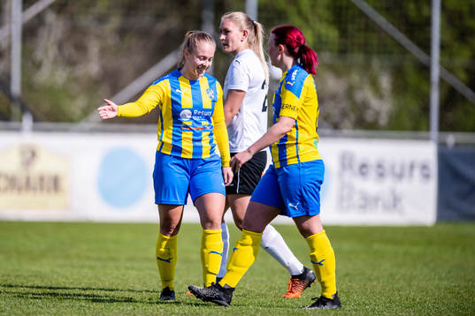Eskilsminnes Matilda Eriksson och Agnes Nilsson jublar