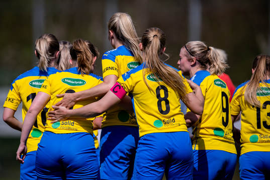 Eskilsminnes spelarna jublar efter 1-0