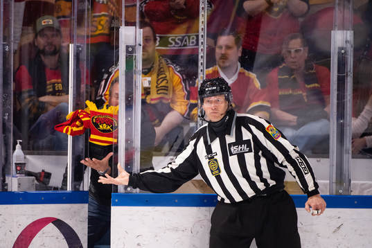 Linjedomare Jan Sandström kastar in en halsduk till