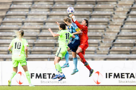 Djurgårdens målvakt Kelsey Daugherty boxar bort bollen