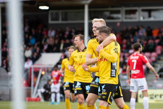 Elfsborgs Sveinn Gudjohnsen och Rasmus Alm jublar efter 0-2