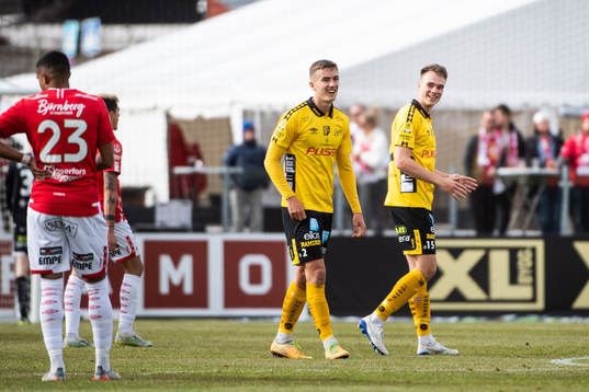 Elfsborgs Gustaf Lagerbielke och Leo Väisänen jublar