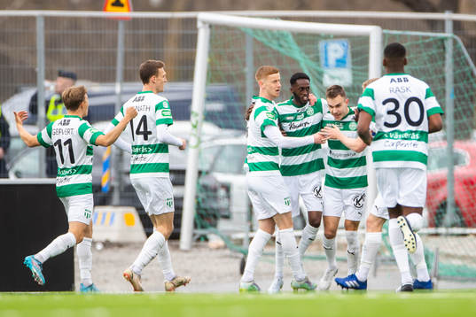 Västerås Dusan Jajic jublar med lagkamrater efter 2-0