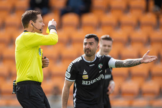 Domare Martin Strömbergsson och Örebros Jiloan Hamad