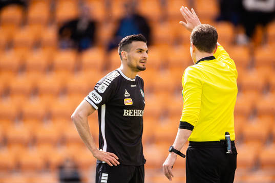 Örebros Ahmed Yasin och domare Martin Strömbergsson