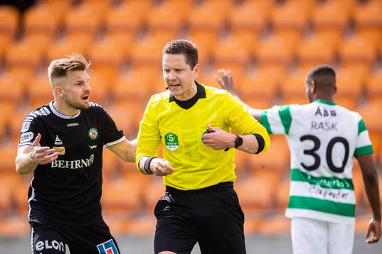 Örebros Erik Björndahl  och domare Martin Strömbergsson