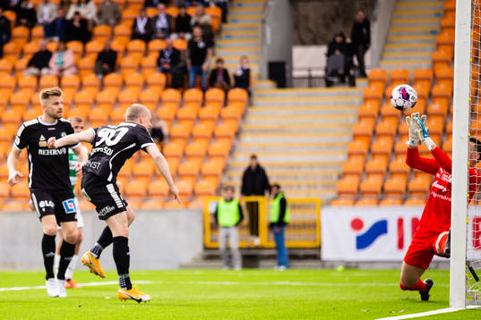 Örebros Daniel Gustavsson med en målchans framrö