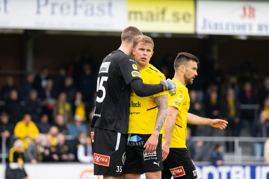 Mjällbys målvakt Samuel Brolin och Magnus Wörts jublar