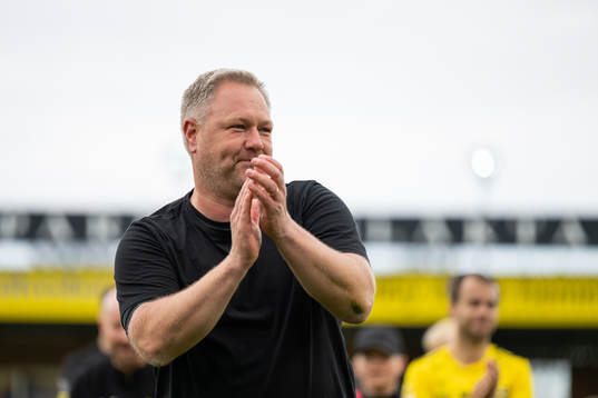 Mjällbys assisterande tränare Patrick Winqvist jublar