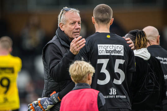 Mjällbys Sportchef Hans Larsson jublar tillsammans med Mjällbys målvakt Samuel Brolin