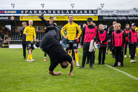 Mjällbys assisterande tränare Patrick Winqvist gör en