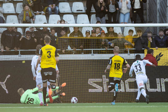 Varbergs Jaheem Burke gör 1-3 på straff