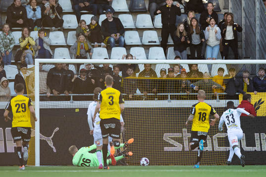Varbergs Jaheem Burke reducerar till 1-3 på straff