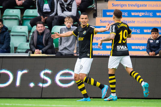 s Nabil Bahoui jublar med Jordan Larsson efter 0-2 under fotbollsmatchen i Allsvenskan mellan GIF Sundsvall och AIK den 1 maj 2022 i Sundsvall. 