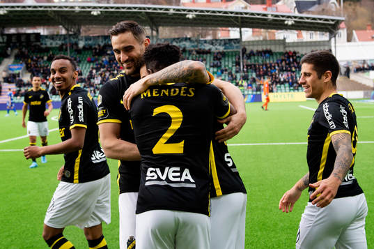 s Bilal Hussein, Sotirios Papagiannopoulos, Josafat Mendes och Nicolas Stefanelli kramar om målskytten Jordan Larsson under fotbollsmatchen i Allsvenskan mellan GIF Sundsvall och AIK den 1 maj 2022 i Sundsvall. 
