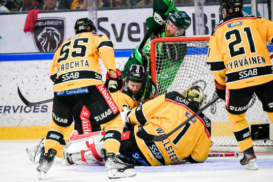 Färjestads Pontus Widerström och Luleås Olli Nikupeteri