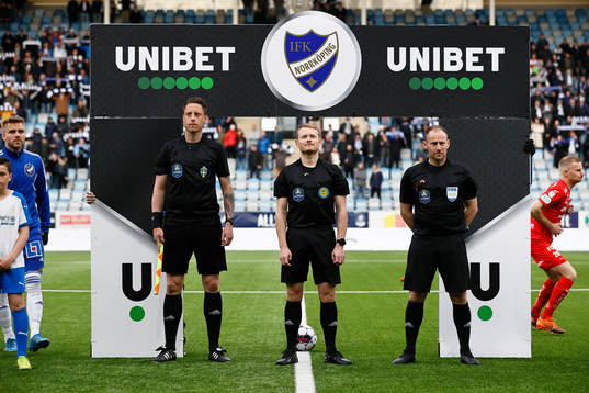 Assisterande domare Per Rehnlund, domare Fredrik Klitte och