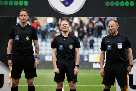 Assisterande domare Per Rehnlund, domare Fredrik Klitte och