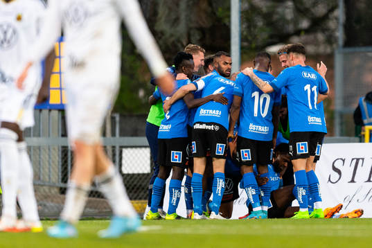 Halmstads spelare jublar efter 2-0 genom Joseph Baffo