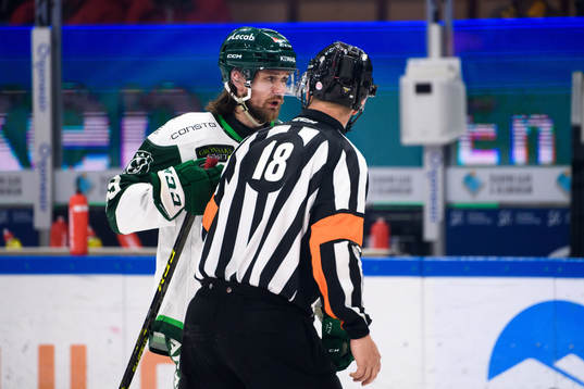 Färjestads Linus Johansson pratar med domare Mikael Nord