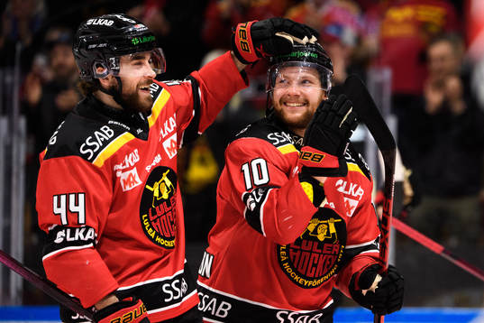 Luleås Jonathan Andersson och Einar Emanuelsson jublar