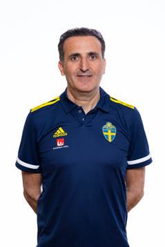 Elias Mineirji, Nationell Fotbollsutbildare på Svenska Fotbollförbundet, poserar för porträtt