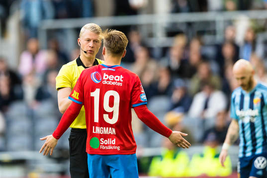 Domare Adam Ladebäck diskuterar med Helsingborgs Lucas