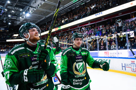 Färjestads Adam Ginning och Albert Johansson  jublar