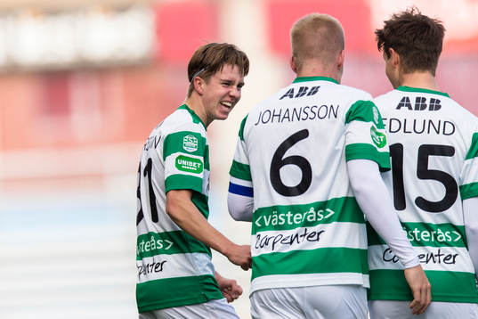 Västerås Max Larsson  gör 0-2 och jublar med lagkamrater