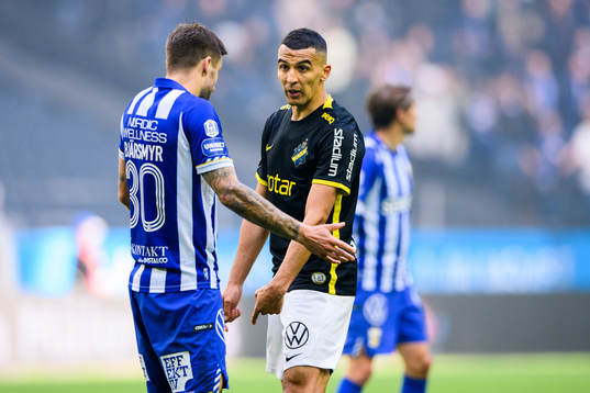 s Nabil Bahoui i diskussion med IFK Göteborgs Mattias Bjärsmyr under fotbollsmatchen i Allsvenskan mellan AIK och IFK Göteborg den 7 maj 2022 i Stockholm. 
