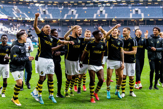 s Bilal Hussein, Alexander Milosevic, Josafat Mendes och Jordan Larsson jublar efter fotbollsmatchen i Allsvenskan mellan AIK och IFK Göteborg den 7 maj 2022 i Stockholm. 