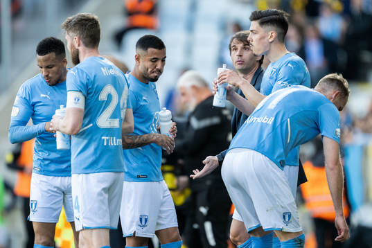 Malmö FFs spelare i samtal med tränare Milos Milojevic