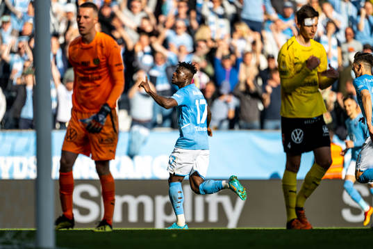 Malmö FFs Malik Abubakari jublar efter 1-0