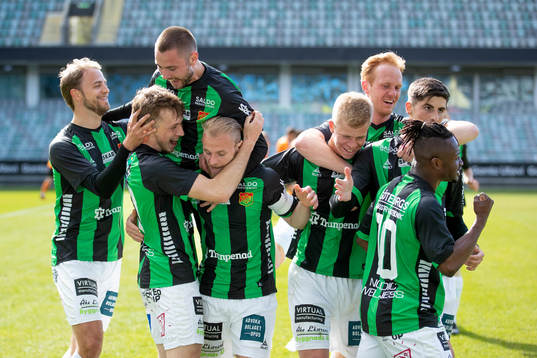 GAIS Ben Morris jublar med lagkamrater efter 1-0