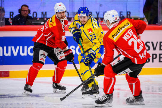 Oliver Ekman-Larsson of Sweden och Christoph Bertschy and