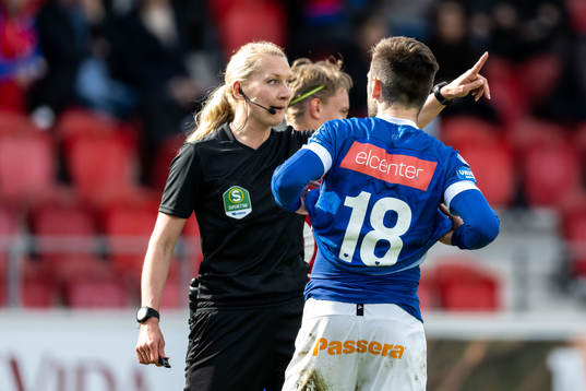 Domare Tess Olofsson visar ut Norrbys Ivo Dominik Pekalski