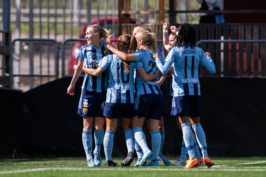 Djurgårdens Sara Olai , Tilde Lindwall , Tove Almqvist och Linda Maserame Motlhalo jublar efter 0-1