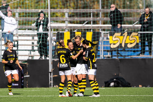 s Chinyelu Asher jublar med Jenny Danielsson efter 1-2 under fotbollsmatchen i Damallsvenskan mellan AIK och Djurgården den 8 maj 2022 i Stockholm. 