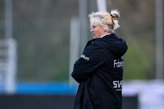 s tränare Maiju Ruotsalainen under fotbollsmatchen i Damallsvenskan mellan AIK och Djurgården den 8 maj 2022 i Stockholm. 