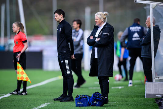 s tränare Maiju Ruotsalainen under fotbollsmatchen i Damallsvenskan mellan AIK och Djurgården den 8 maj 2022 i Stockholm. 