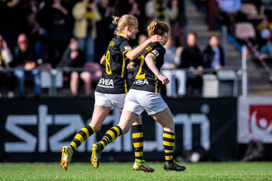 s Kaisa Collin och Caroline Murray jublar